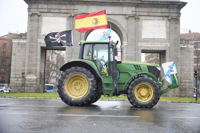 Rural.- Unos 8.000 agricultores y ganaderos con 500 tractores toman Madrid en protesta por la PAC y Mercosur