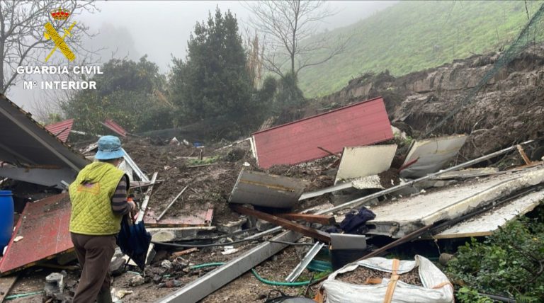 Un talud de la autovía do Morrazo se derrumba sobre una vivienda en Moaña, deja un herido y obliga a cortar un carril