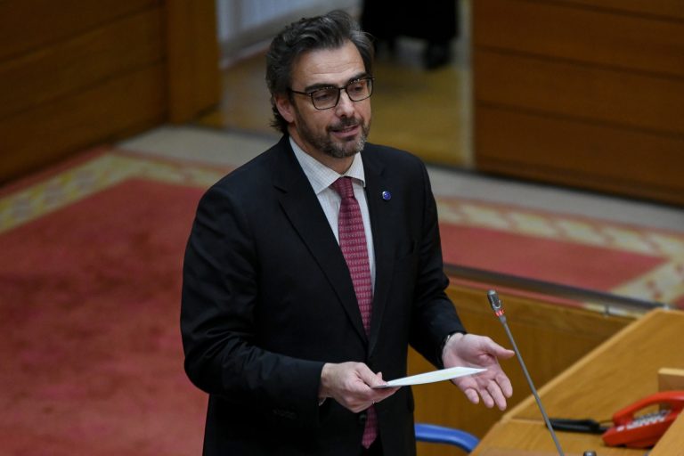 Calvo niega que haya «problemas de todo tipo», como denuncia el BNG, tras poner en marcha la oficina judicial