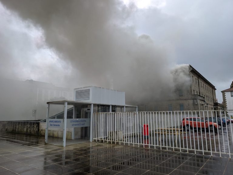 Un incendio en la comisaría de la Policía Nacional de Santiago quema neumáticos y causa una nube de «humo tóxico»