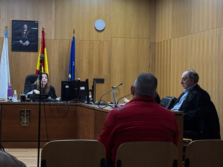 Acepta 6 meses de cárcel un acusado de amenazar con una pistola de balines a un médico en un centro de salud en Ourense
