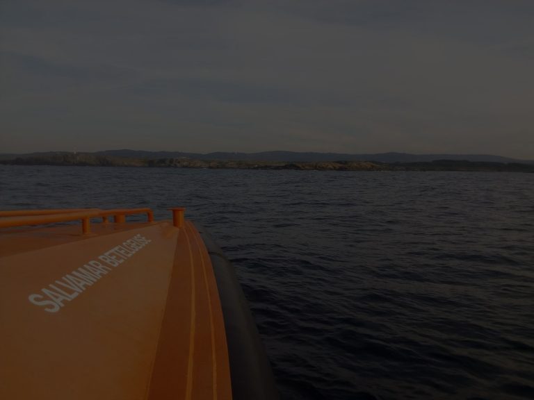 Pesca.- Remolcan a un pesquero con seis tripulantes que se encontraba a la deriva al norte de Punta Langosteira