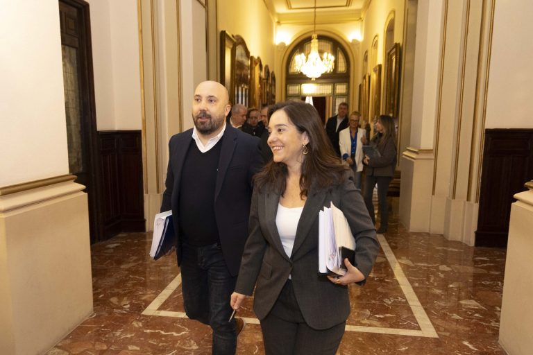 La alcaldesa de A Coruña, tras el enfrentamiento con duros reproches entre PP y PSOE en el pleno: «Bochornoso»