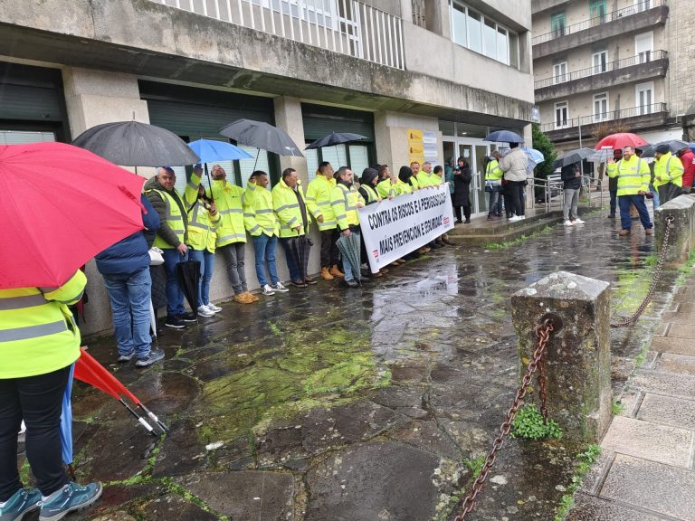 Trabajadores de mantenimiento de carreteras se concentran en Lugo para exigir más seguridad tras la tragedia de la A-8