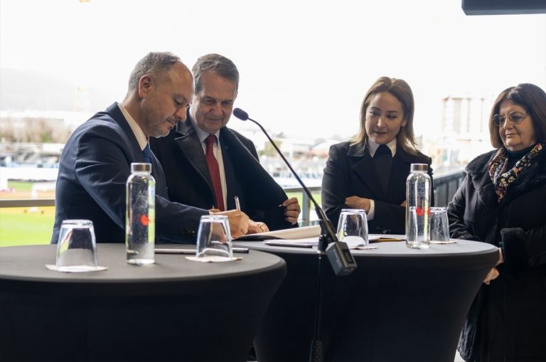Ayuntamiento de Vigo y Zona Franca firman la prórroga de cesión de los terrenos de la grada de Río en Balaídos