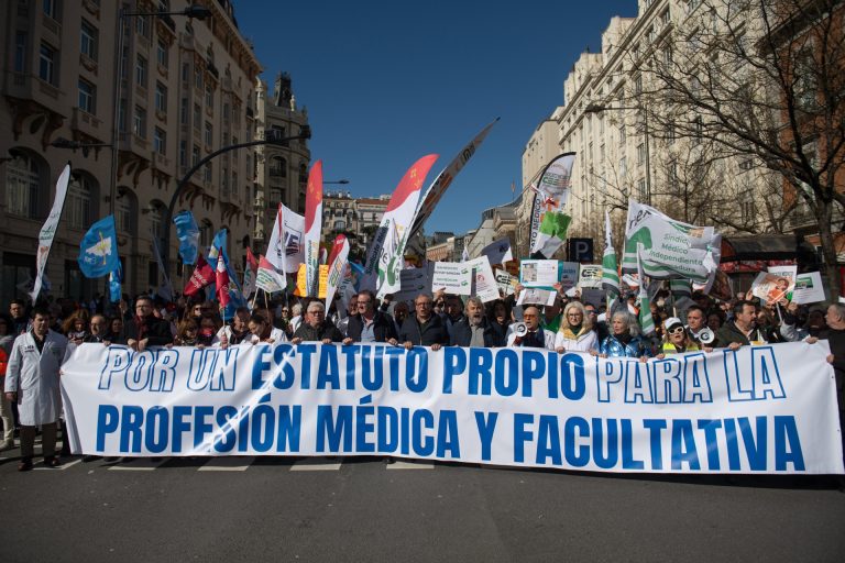 Unos 5.000 médicos de toda España piden en Madrid la dimisión de Mónica García y un Estatuto Marco propio