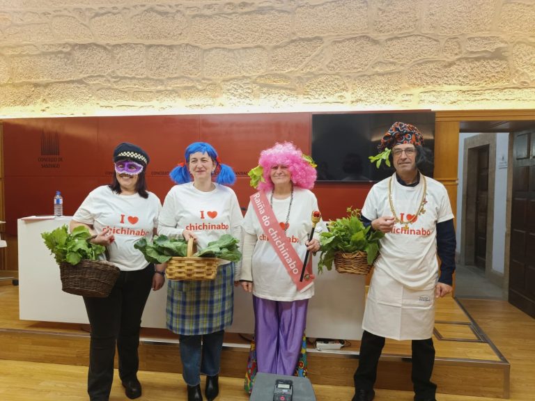 La alcaldesa de Santiago y su equipo se disfrazan de ‘chichinabo’ en un lunes de Entroido cargado de ‘retranca’