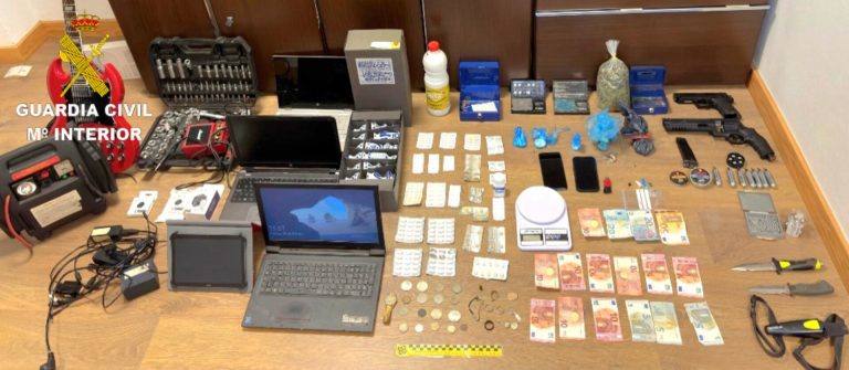 Estupefacientes y dos armas de aire comprimido, entre el material incautado en un operativo contra el menudeo en O Grove