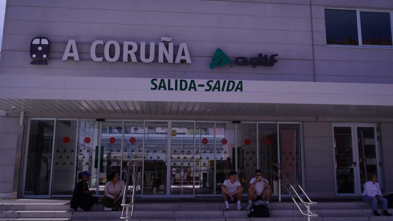 La circulación de trenes entre Ferrol y A Coruña se mantiene interrumpida por «incidencia operativa» tras el temporal