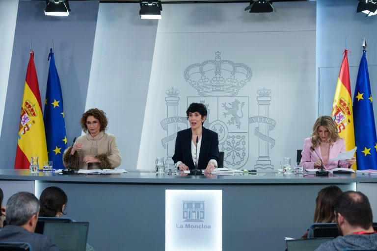 El Gobierno da luz verde a la subida del SMI hasta 1.221 euros mensuales desde el 1 de enero