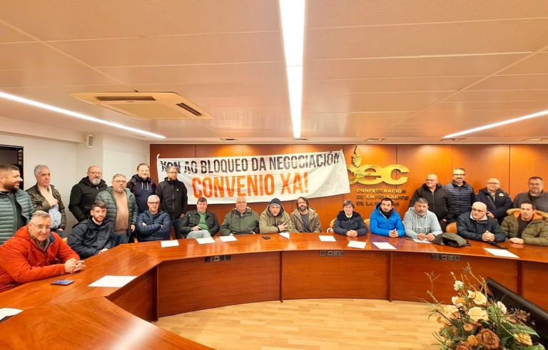 Delegados de CIG se encierran para exigir negociar el convenio del transporte de autobús en la provincia coruñesa