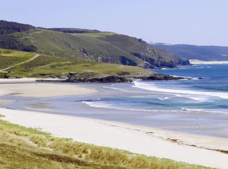 La Diputación de A Coruña apoya a los ayuntamientos de la provincia en la limpieza playas