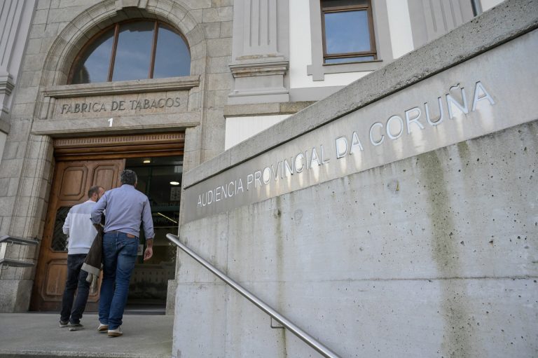 Condenado a dos años de cárcel un hombre por agredir y proferir insultos racistas a otro en una discoteca de Betanzos