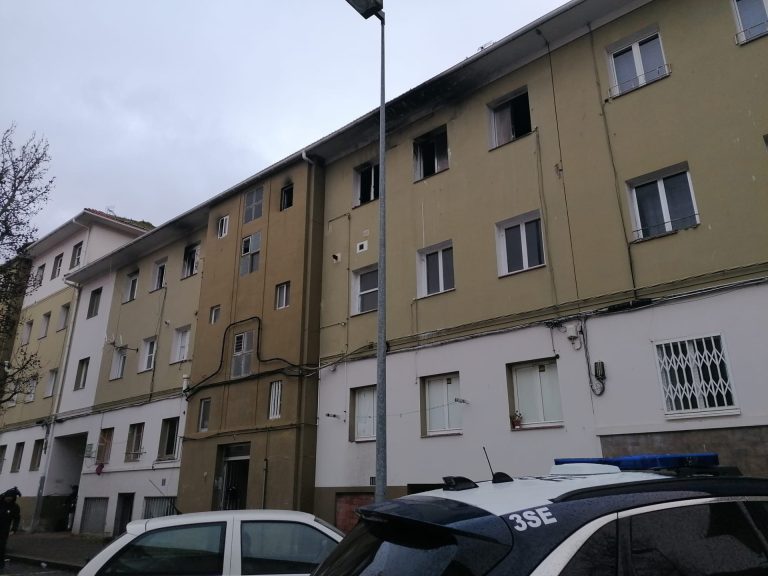 Cuatro heridos, entre ellos un menor y un bombero, en el incendio de una vivienda en el barrio de Recimil, en Ferrol