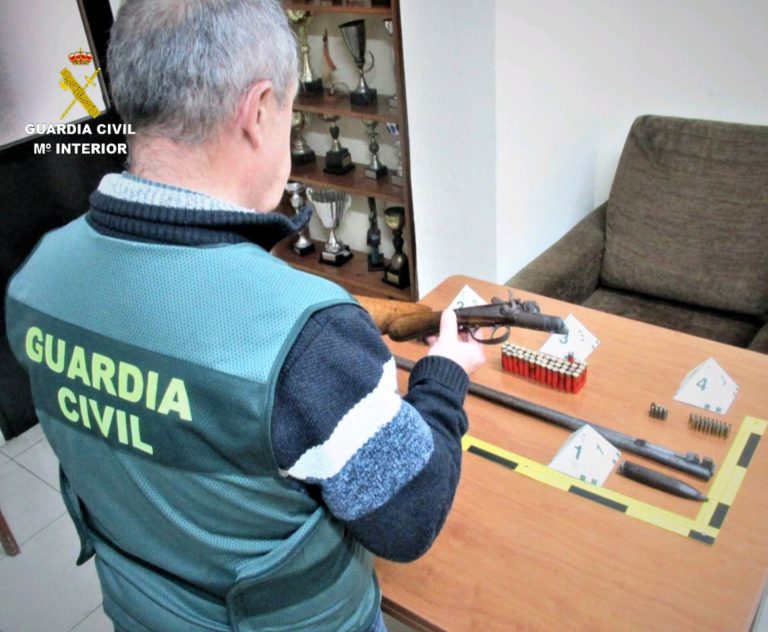 Detienen a un vecino de Sanxenxo por violencia de género y le intervienen una escopeta para la que no tiene licencia