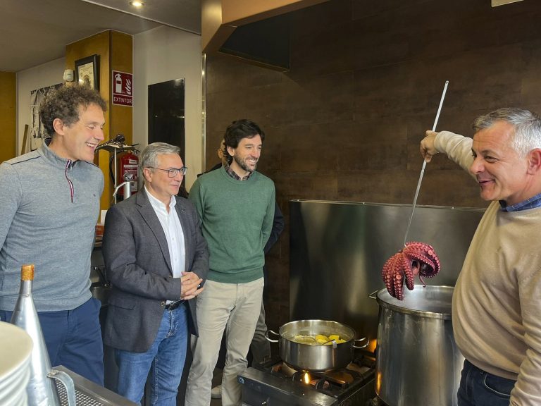 El eurodiputado del PPdeG Adrián Vázquez organizará en primavera una «gran pulpada» en Bruselas