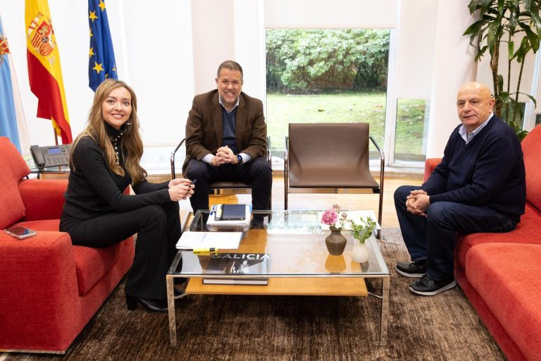 La Xunta remarca al alcalde de Touro su «compromiso» con el refuerzo de la atención a mayores del rural