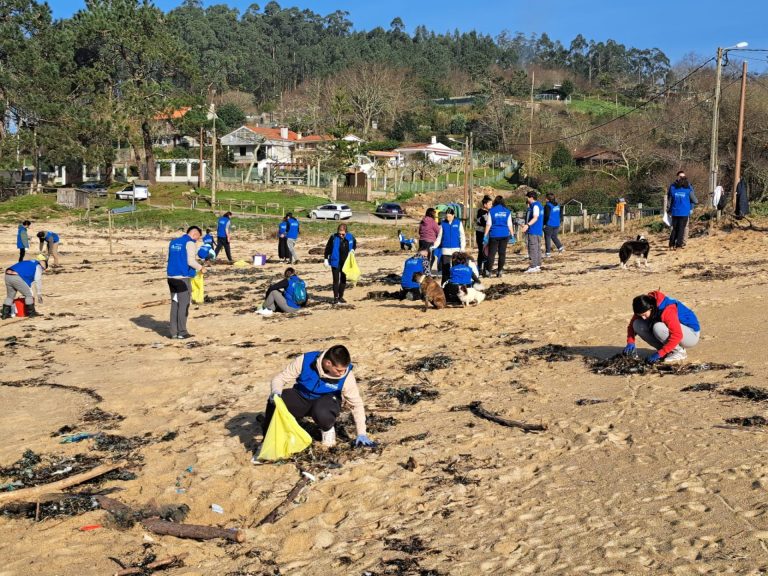 El voluntariado de Afundación retira más de 43.000 plásticos acumulados en la playa de Area de Bon tras el temporal