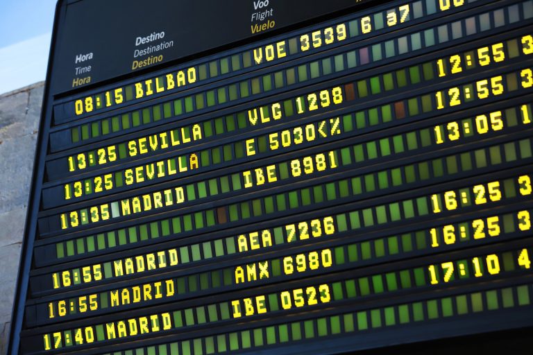 Registrados varios desvíos de vuelos y cancelaciones en el aeropuerto de A Coruña por la niebla