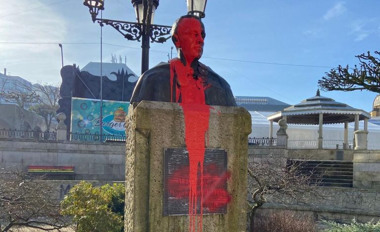 BNG y PSdeG rechazan la vandalización de busto de Fraga en Vilalba: «Esa forma de actuar no nos representa»