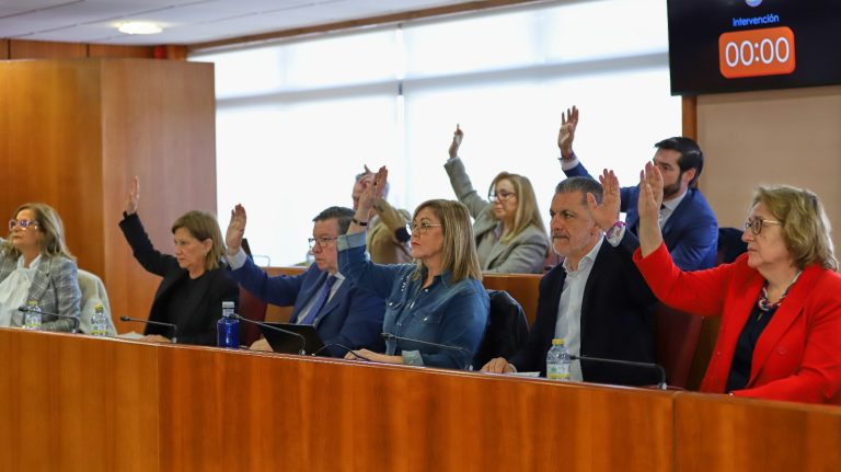 El gobierno de Vigo reconoce en el Pleno a Sánchez por la línea de alta tensión y la oposición lamenta el «servilismo»