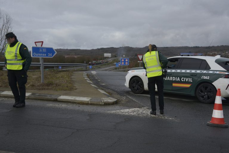 Reabierta a la circulación la A-52 a su paso por Xinzo (Ourense), excepto en un carril, tras retirarse los tractoristas