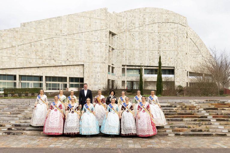 El Gobierno gallego recibe a la Fallera Mayor de Valencia y resalta la «hermandad» entre los territorios