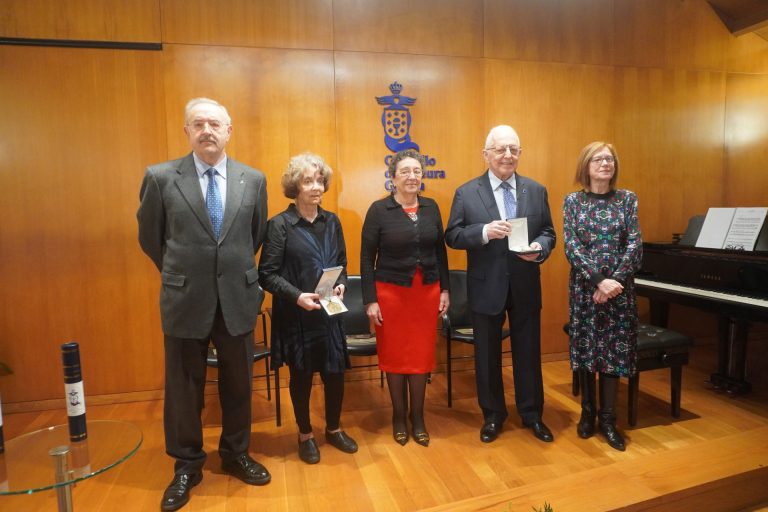 El CCG premia el «trabajo incansable» de la filóloga Kathleen March y el edafólogo Francisco Díaz-Fierros