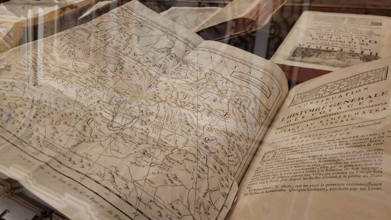 La Catedral de Santiago expone una selección de libros de viajes históricos