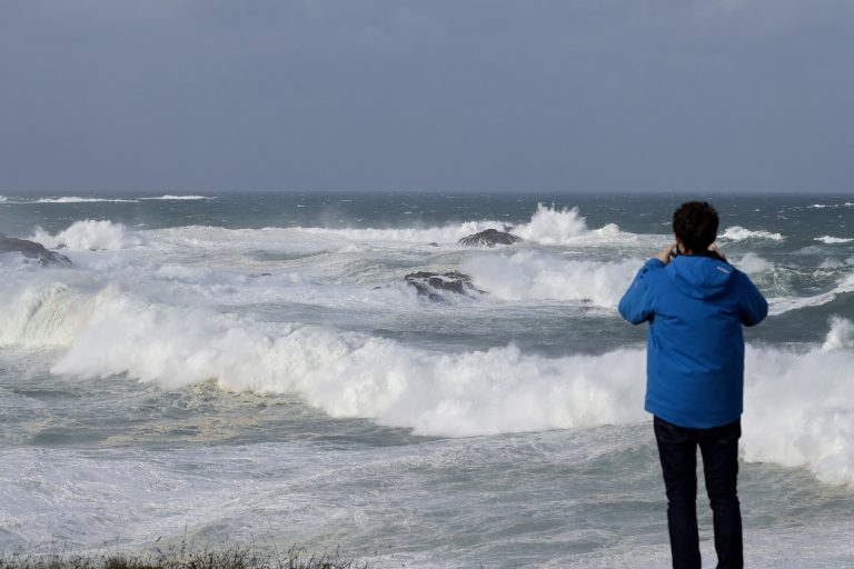 El viento y las olas ponen en aviso a Galicia y Canarias, con calor para la época en el interior peninsular