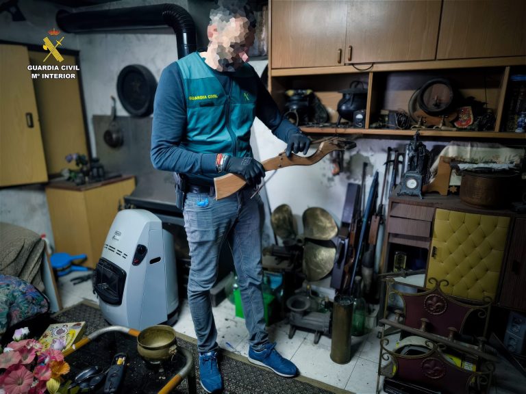 Detenidos dos autores de una treintena de robos en garajes y trasteros en el área de A Coruña