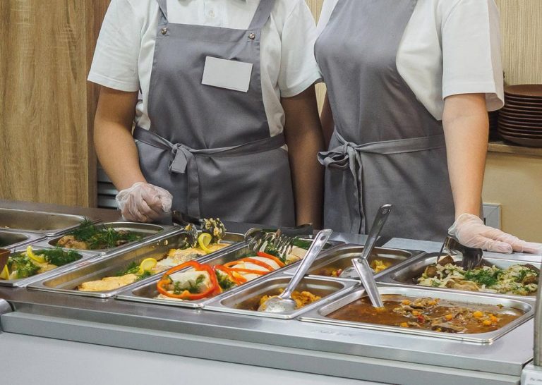 Denuncian la presencia de larvas en la comida de una residencia universitaria privada en Lugo