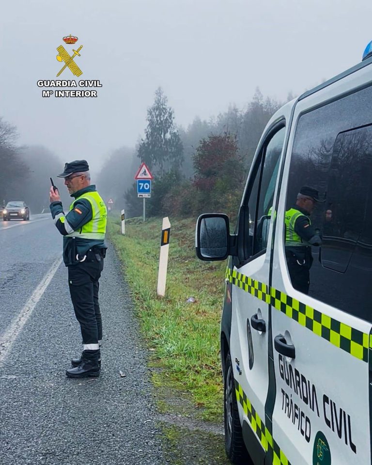 Un conductor con el carné retirado y con orden de detención da positivo en alcohol en un accidente en Zas (A Coruña)