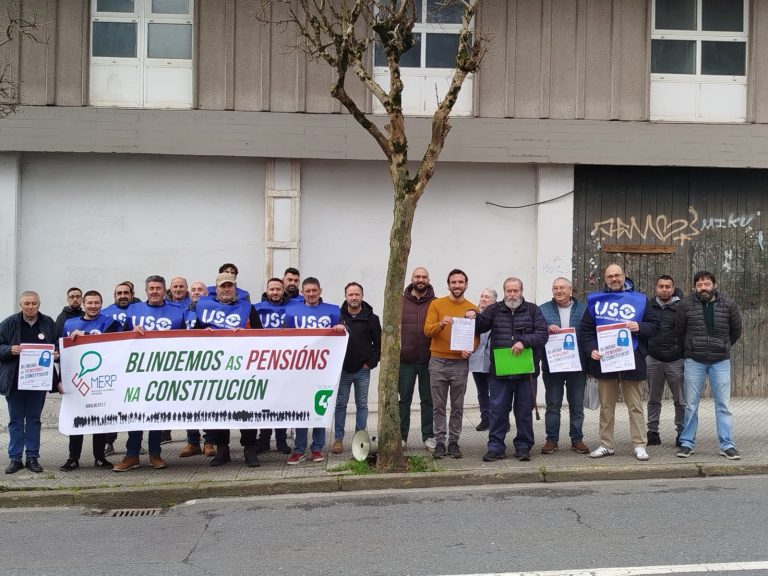 Pensionistas gallegos entregan 30.000 firmas a la Valedora para reclamar el blindaje de las pensiones en la Constitución