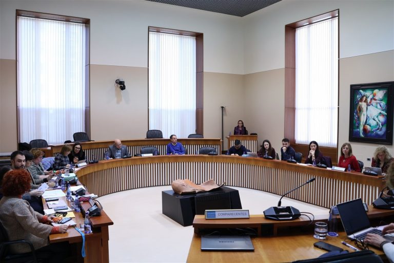 El Parlamento vuelve a exigir al Gobierno que «cese en su afán de bloquear» las políticas sociales de Galicia