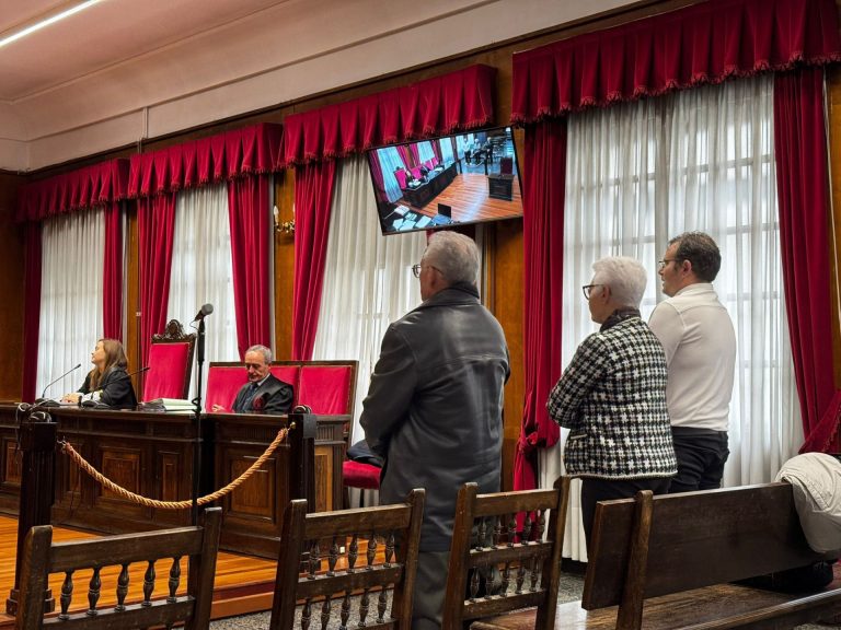 Tres acusados de quedarse con 17.000 euros dicen que cuidaban de la víctima porque «no quería saber nada de sus hijas»