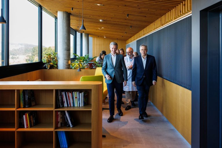 Xunta ratifica su apuesta por una sanidad «más humana» con la nueva sala de espera de Oncología del Clínico de Santiago