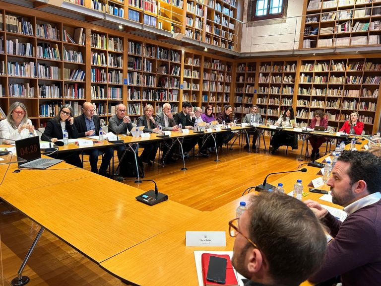 La propuesta para el contrato del agua de Santiago decae en el pleno pese al acuerdo previo de la comisión