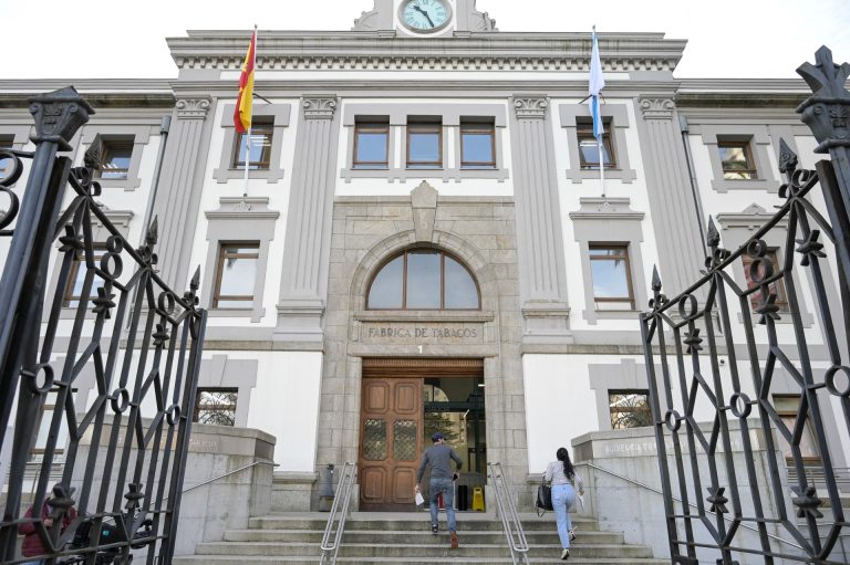 A juicio el caso de un anciano en Betanzos encerrado con candado, atado de pies y manos, por su hijo y nuera