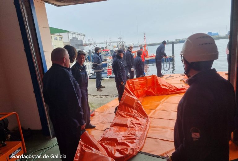 Gardacostas de Galicia imparte una jornada de formación en Ribeira sobre el despliegue de barreras anticontaminación