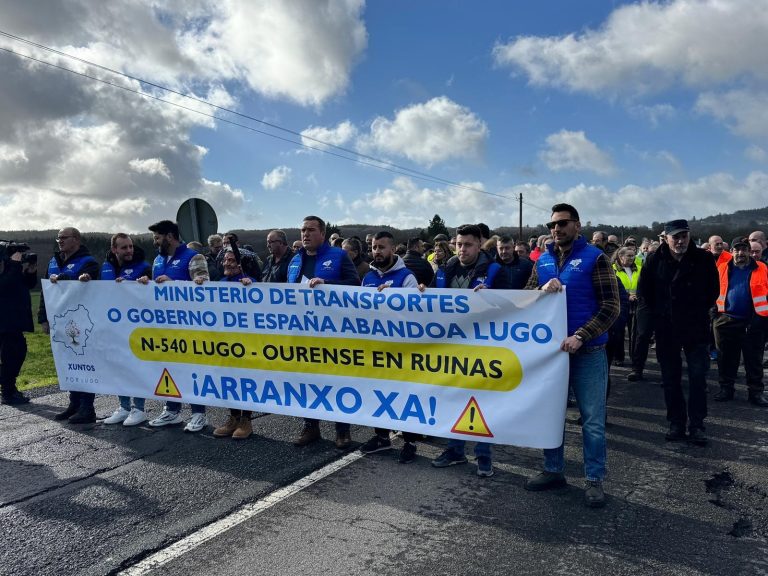 Una manifestación corta la N-120 a la altura de Canabal (Lugo) para denunciar el «peligroso estado» de la calzada