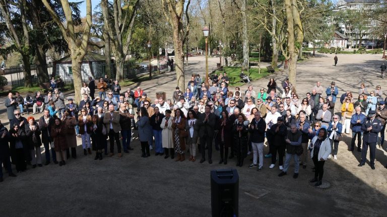 Cientos de lucenses recuerdan a la alcaldesa Paula Alvarellos en el primer aniversario de su fallecimiento