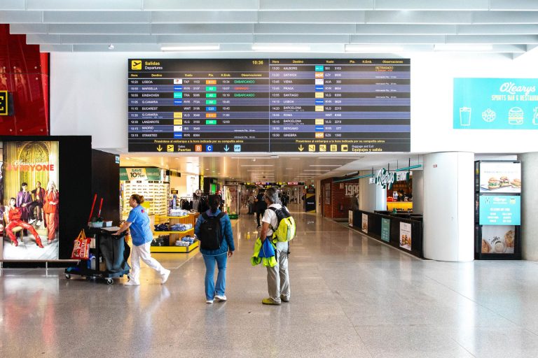 Los pasajeros tienen derecho a un vuelo alternativo o reembolso ante las cancelaciones en Oriente Próximo