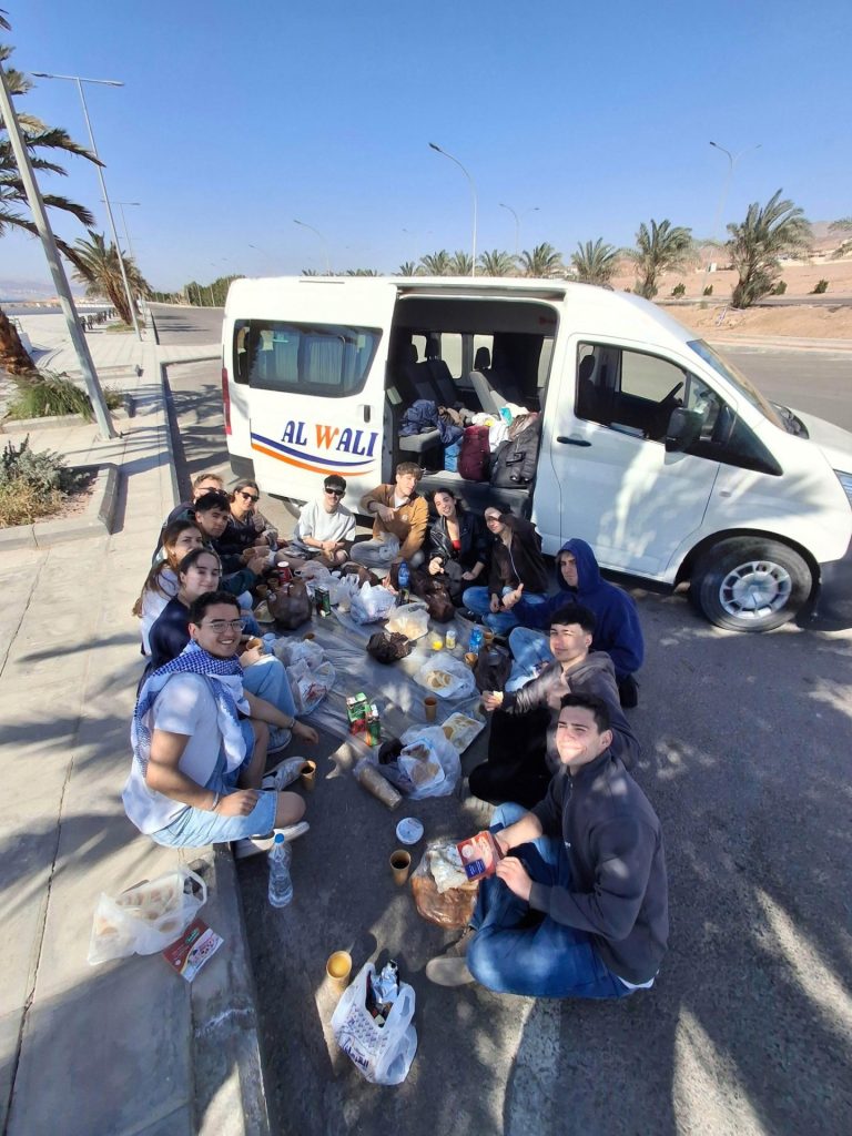 Dos días de odisea por delante para un grupo de Erasmus gallego que intenta salir de Jordania: un ferri, 3 vuelos y tren