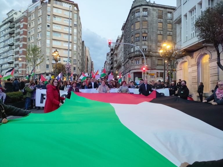 Cientos de personas se manifiestan en Vigo contra la guerra, en defensa de los Derechos Humanos: «El fascismo no pasará»