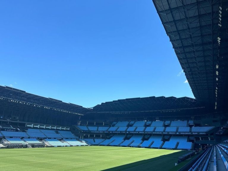 El Celta busca la camiseta celeste que lució Madonna en su concierto en Vigo y pregunta a la artista: «¿La tienes tú?»