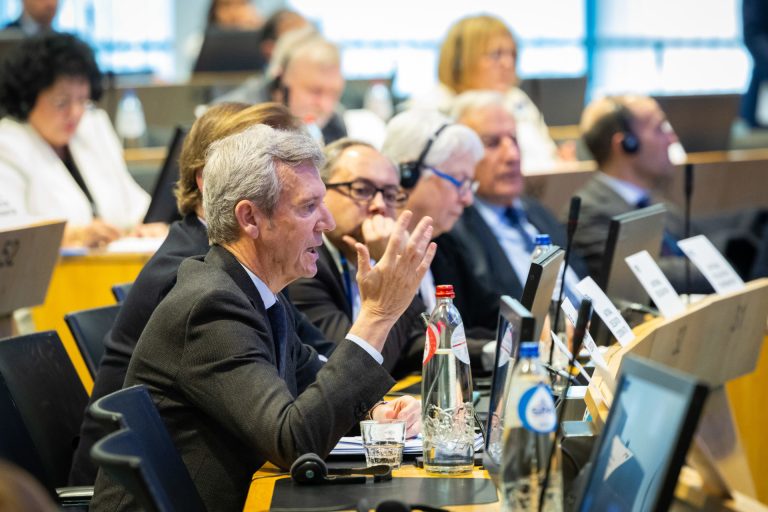 Rueda insiste en Bruselas que «no bajen» los fondos de cohesión y en que las comunidades participen en la ejecución