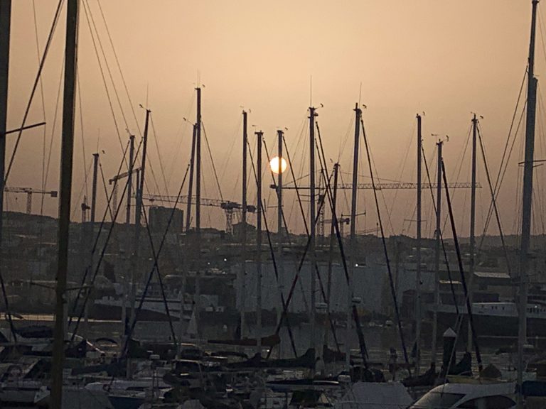 Continúa la mala calidad del aire en puntos de Santiago, Lugo y Ourense por la presencia de una masa de polvo africano