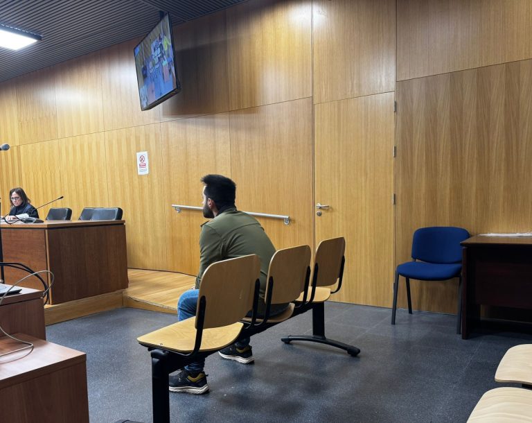 Acepta 2 años de cárcel por golpear a dos mujeres con un gato hidráulico tras un accidente de tráfico en Ourense