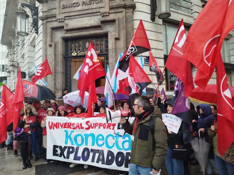 Personal de Universal Support se concentra ante el Banco Santander en A Coruña para reclamar condiciones «dignas»